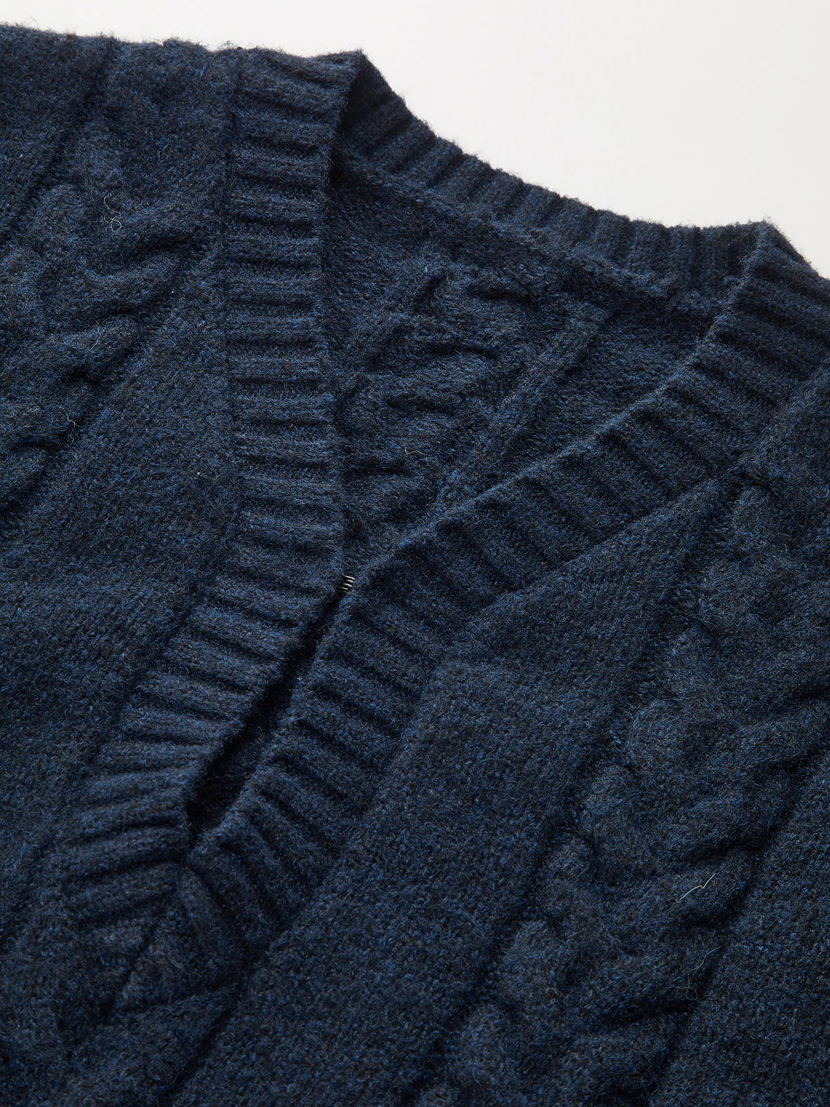 Cable Knit V-Neck Cropped Sweater - Image 5