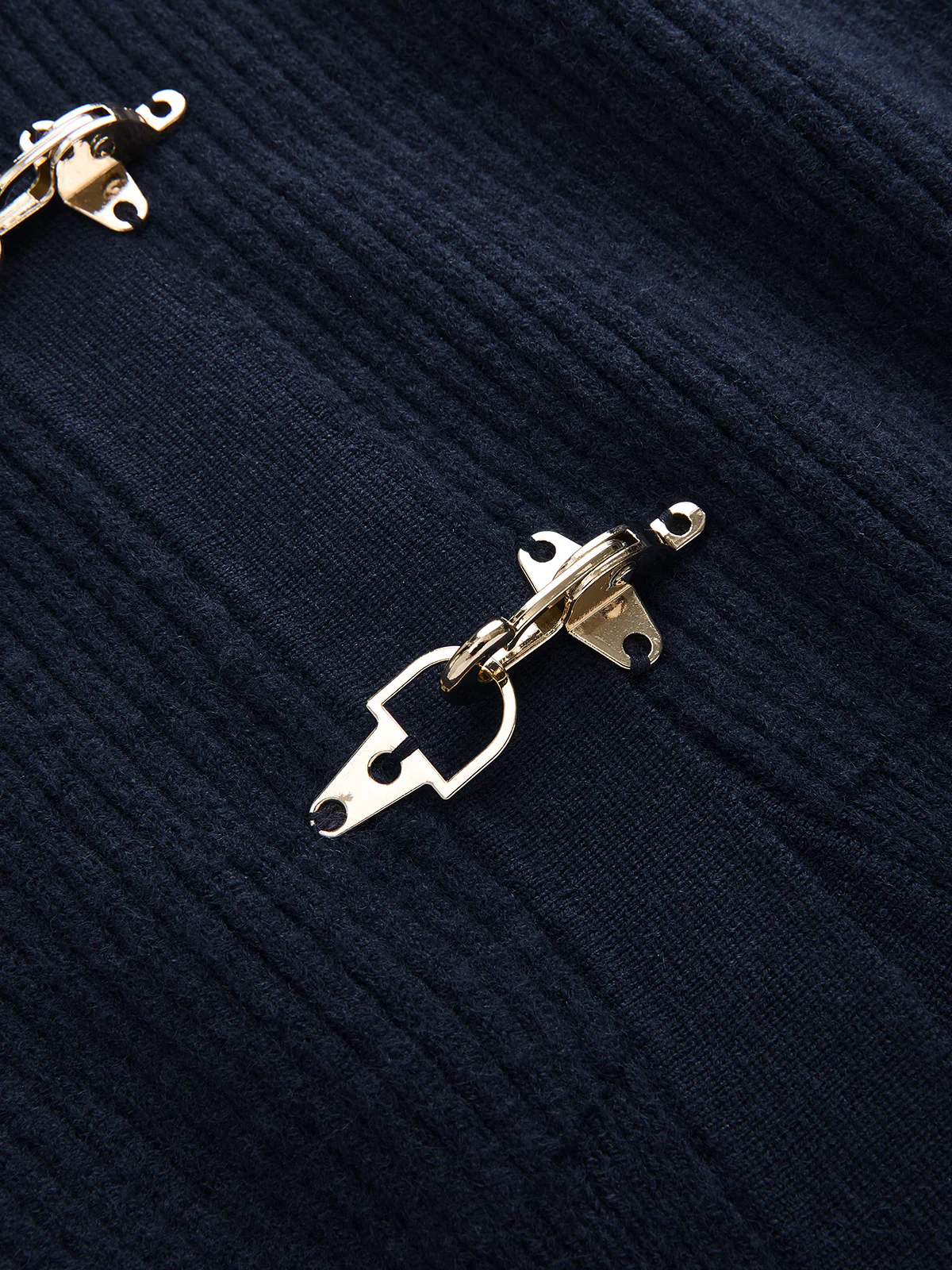 Metal Clasp Contrast Trim Collared Knit Vest - Image 4