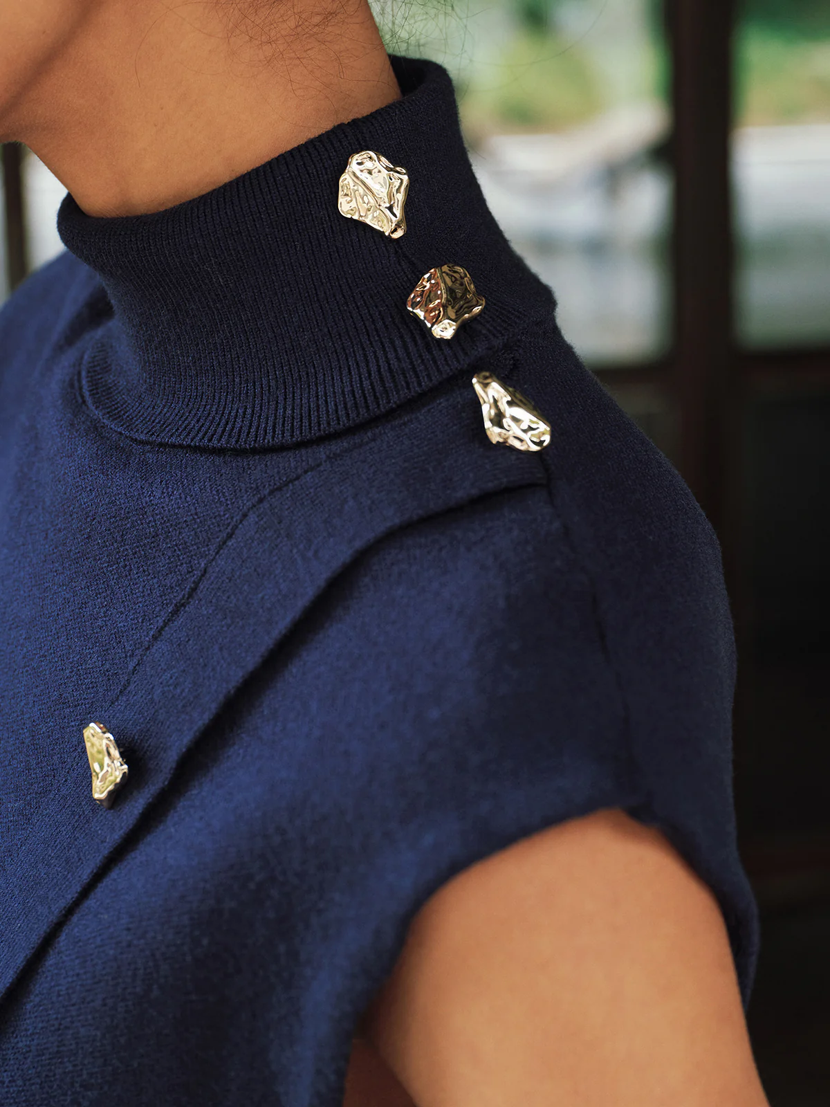 Metal Detail Turtleneck Sleeveless Knit Vest - Image 3